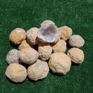 wholesale of uncracked unopened whole natural crystal geodes